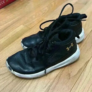 Under Armor tennis shoes